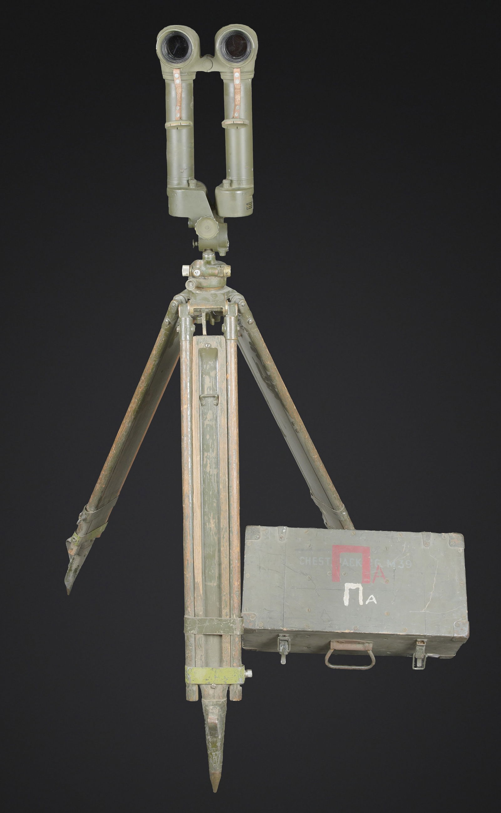 Binoculaire BC 65 sur trepied. BC 65 binoculars on tripod: Binoculaire BC65 sur trepied. Belle caisse en bois avec renforts metalliques. Marquee Chest Pack M39. Marquages MA en rouge et blanc. Certainement un marquage russe. Poignee de transport presente. Les