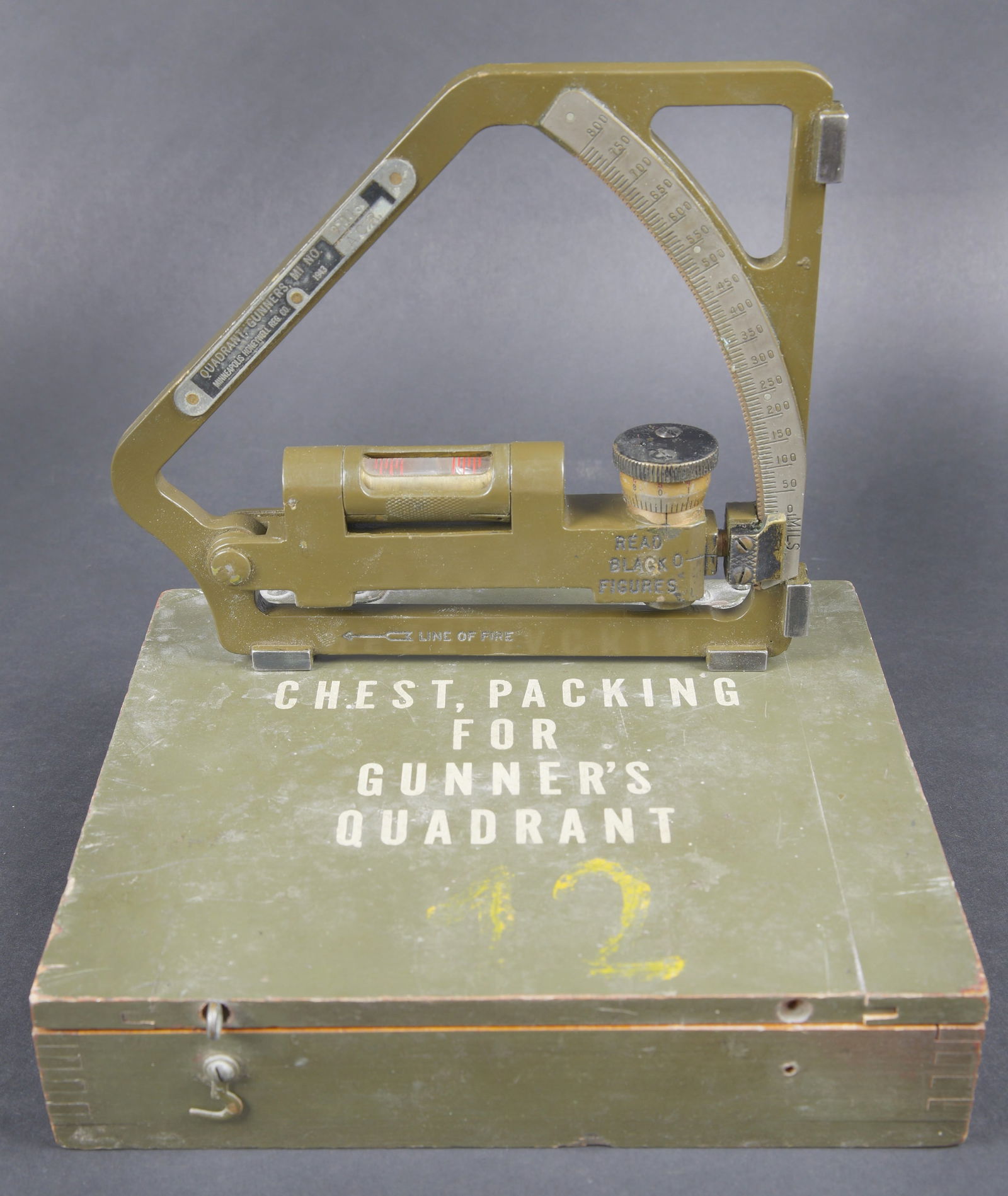 Gunner Quadrant US. US gunner’s quadrant: Gunner Quadrant US. Belle boite en bois avec renfort en metal. Peinture kaki a 80%. Couvercle marque Chest Packing for Gunner s quadrant. Chiffre 12 peint a la peinture jaune sur la partie basse du