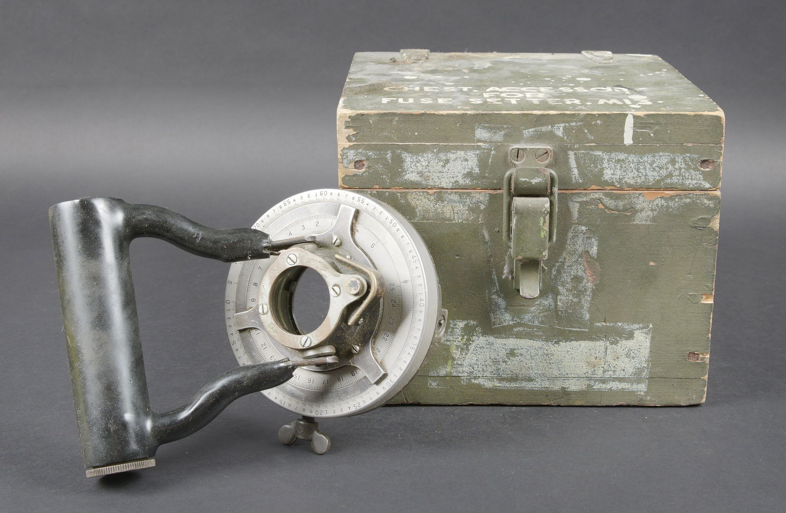Fuze Setter M3.: Fuze Setter M3. Belle caisse en bois. Peinture kaki a 70%. Le crochet de fermeture est complet. Couvercle complet et marque Chest Accessory for Fuse Setter M3. Instrument de reglage des fusees d obus