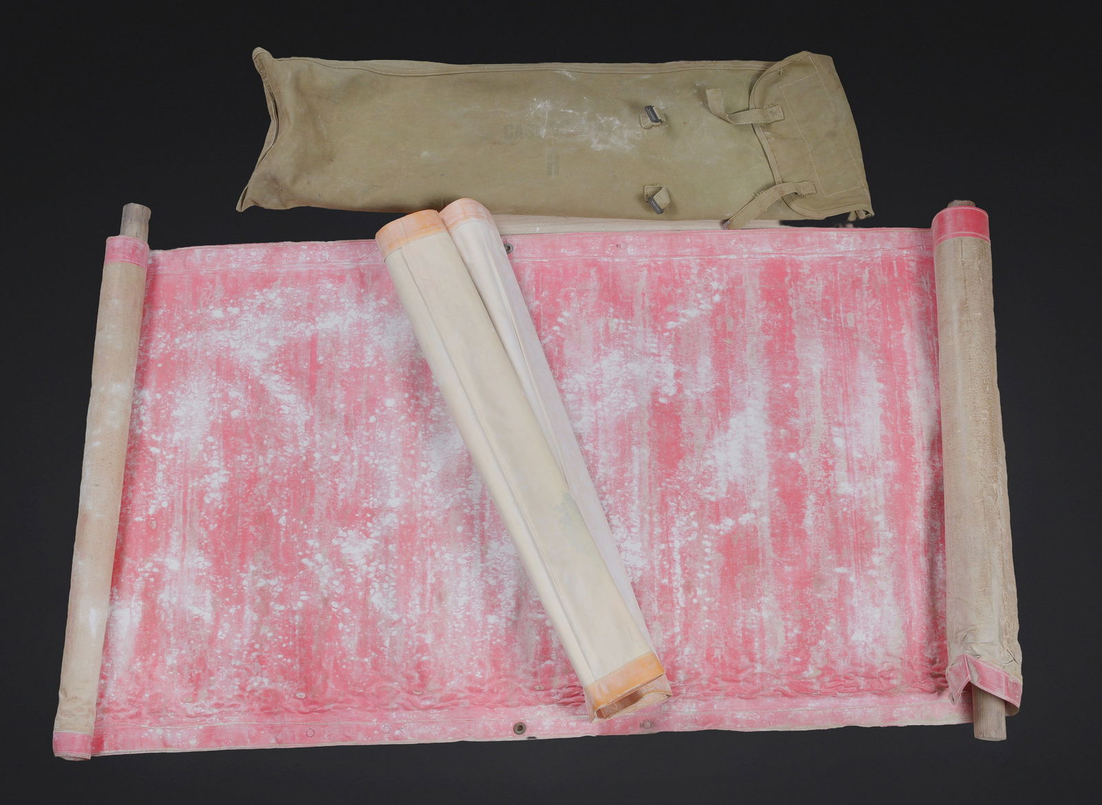 Panneaux de signalisation US. US Signal Panels.: Panneaux de signalisation US. Belle housse en forte toile OD. La sangle de transport est presente. Un renfort d une sangle de fermeture est manquante. Marquages Case CS 150 R. La notice d utilisation