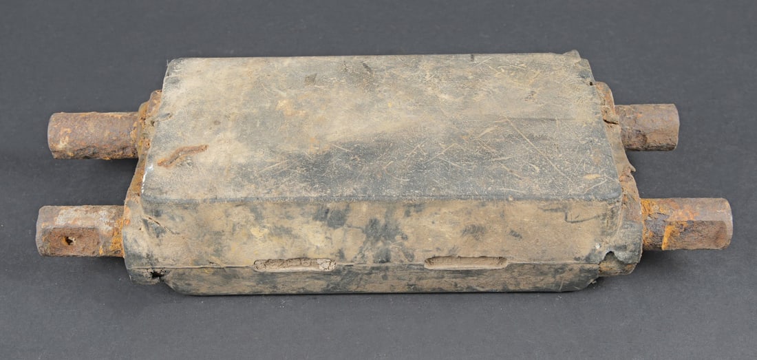 Patin de char Shermann. Sherman tank track shoe: Patin de char Shermann. Modele en caoutchouc et metal. Environ 8kg. Le caoutchouc est fortement abime. Le metal est oxyde. A noter une certaine usure et patine de la piece. Etat II+. Sherman tank