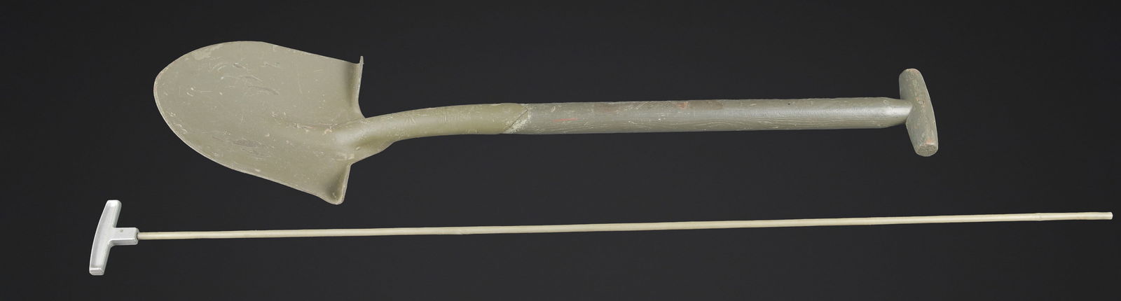 Pelle britannique. British shovel: Pelle britannique. Manche en bois, partie metallique complete, completement repeinte. Marquages Sheffield 1942 avec broad arrow. On y joint une baguette de nettoyage pour mitrailleuse 12,7. A noter