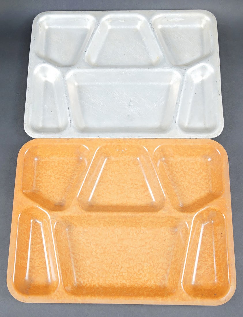 Plateaux de mess US. US mess trays: Plateaux de mess US. Comprenant un plateau en aluminium et un plateau en bakelite. Marquages US Approved QMCIS et USA MD 1944. A noter une certaine usure et patine des pieces. Etat II+. US mess trays