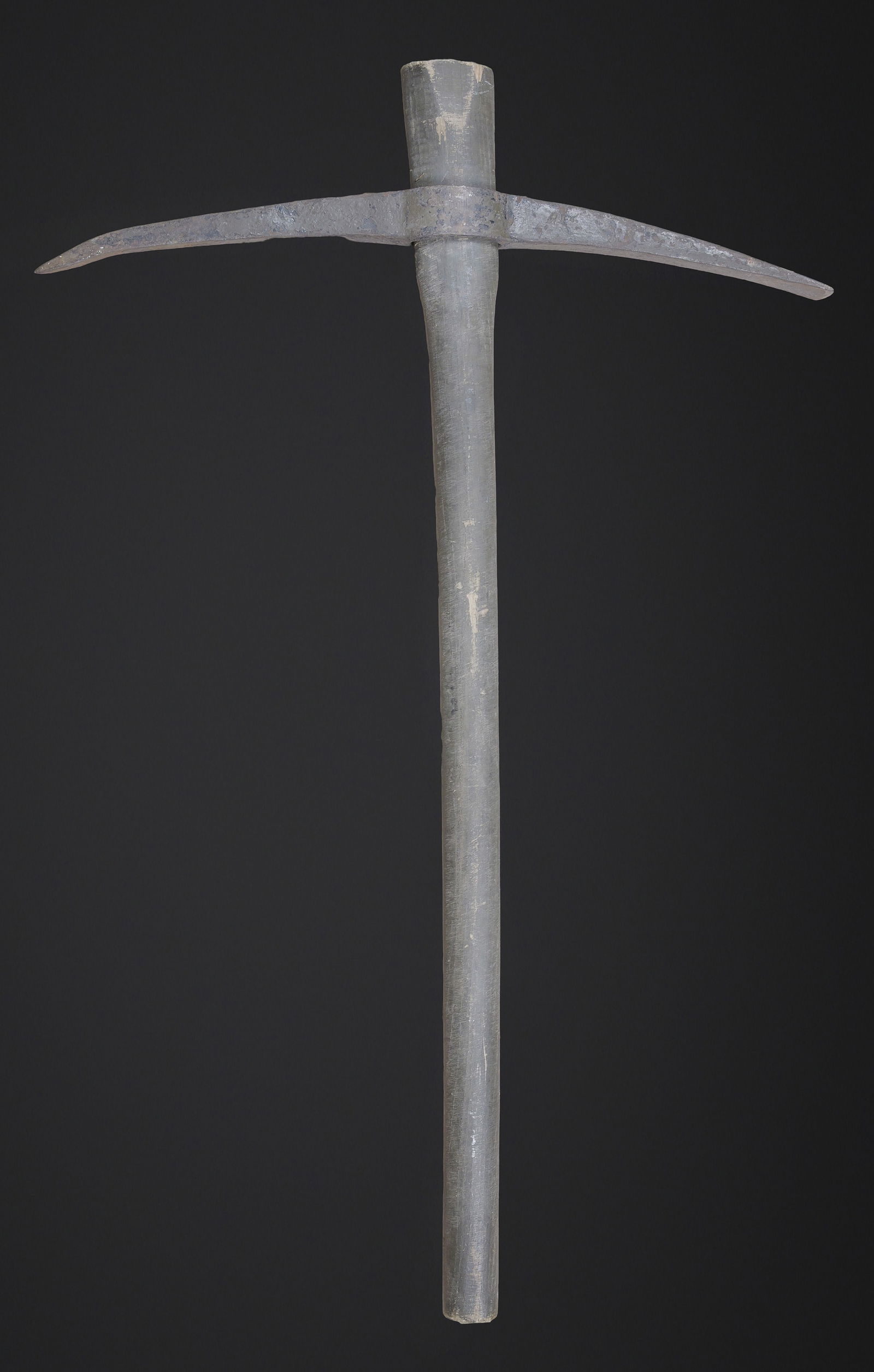 Pioche de vehicule britannique. British vehicle pickaxe: Pioche de vehicule britannique. Manche en bois. Peinture kaki a 70%. Partie metallique visiblement repeinte. Datee 1940. Les marquages fabricant sont illisibles. A noter une certaine usure et patine