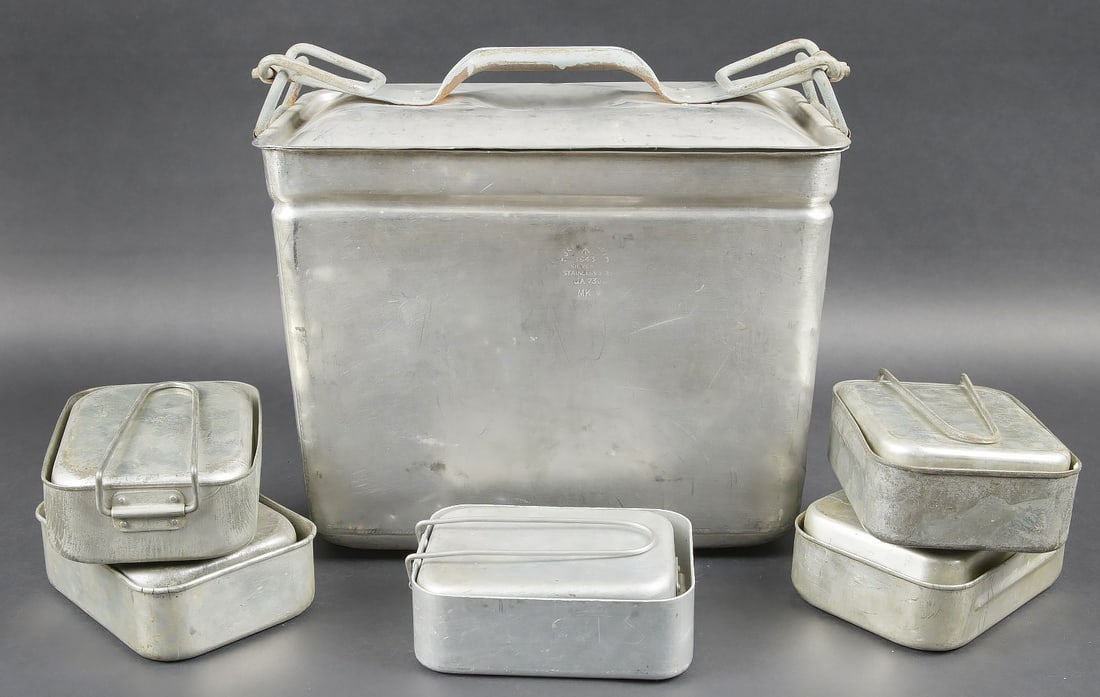 Norvegienne britannique. British Norwegian-pattern item: Norvegienne britannique. En metal, les poignees de transport sont presentes. Fabrication MK V 1943. Couvercle interne complet, fabrication Fisher Ludlow MK V SF 1943. Couvercle principal egalement