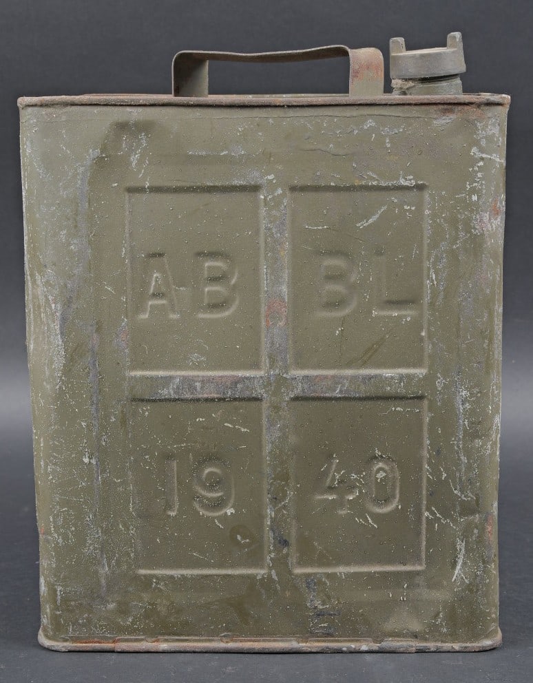 Jerrycan belge 1940. Belgian jerrycan 1940: Jerrycan belge 1940. Bidon en metal. Peinture kaki a 70%. Poignee de transport presente, bouchon complet. Marquages AB BL 1940. Nombreuses deformations visibles. A noter une certaine usure et patine