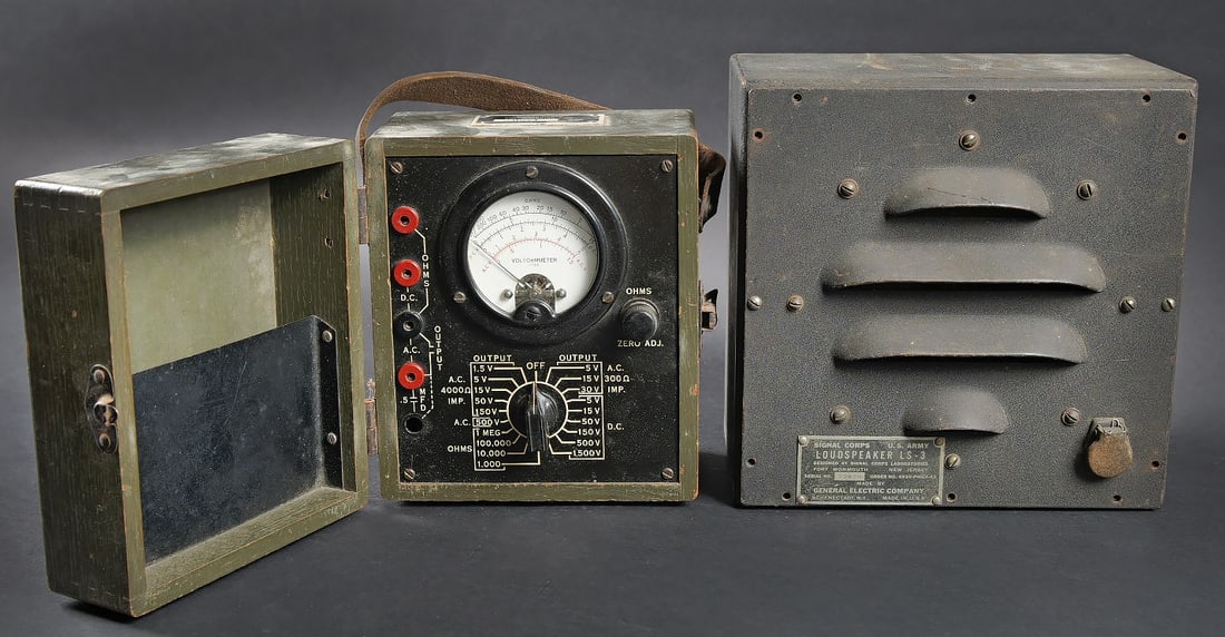 Equipement du Signal Corps. Signal Corps equipment: Equipement du Signal Corps. Comprenant un Loudspeaker LS-3, caisse en metal, peinture a 70%. Quelques vis manquantes. Plaquette marquee Signal Corps US Army Loudspeaker LS-3. Fabrication General
