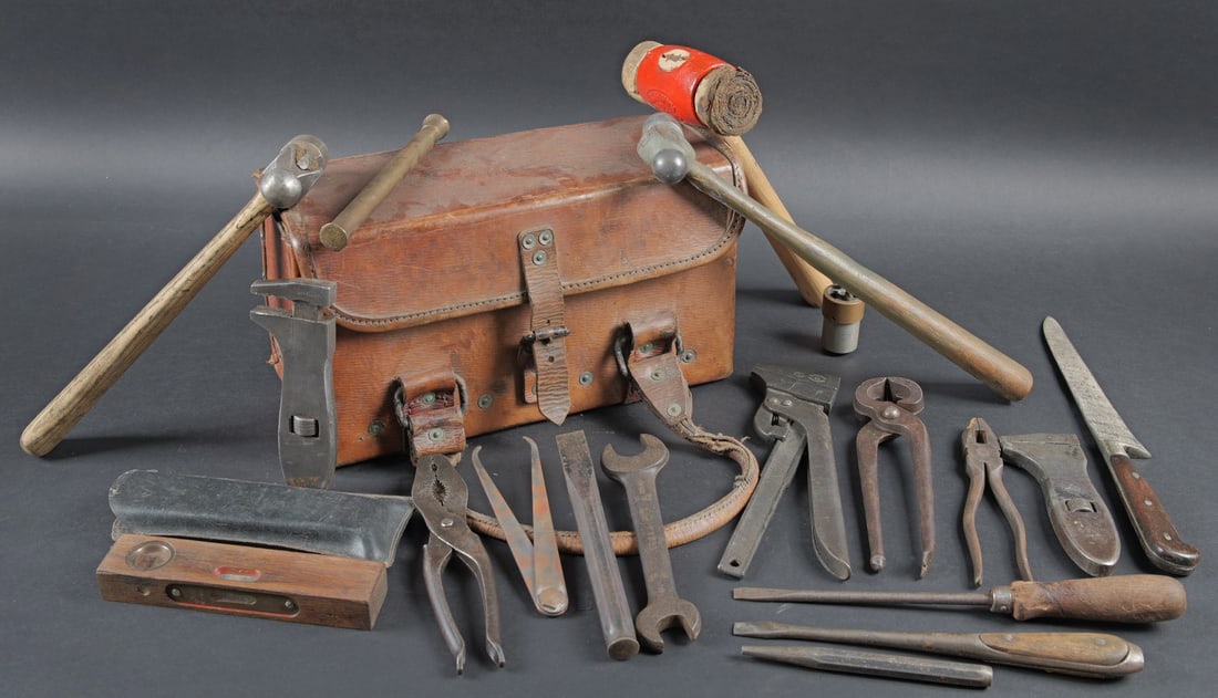 Caisse a outils britannique.: Caisse a outil britannique. Housse en epais cuir marron. Les sangles de transport sont presentes et completes. La sangle de fermeture est fonctionnelle. Couvercle bien marque WD avec broad arrow.