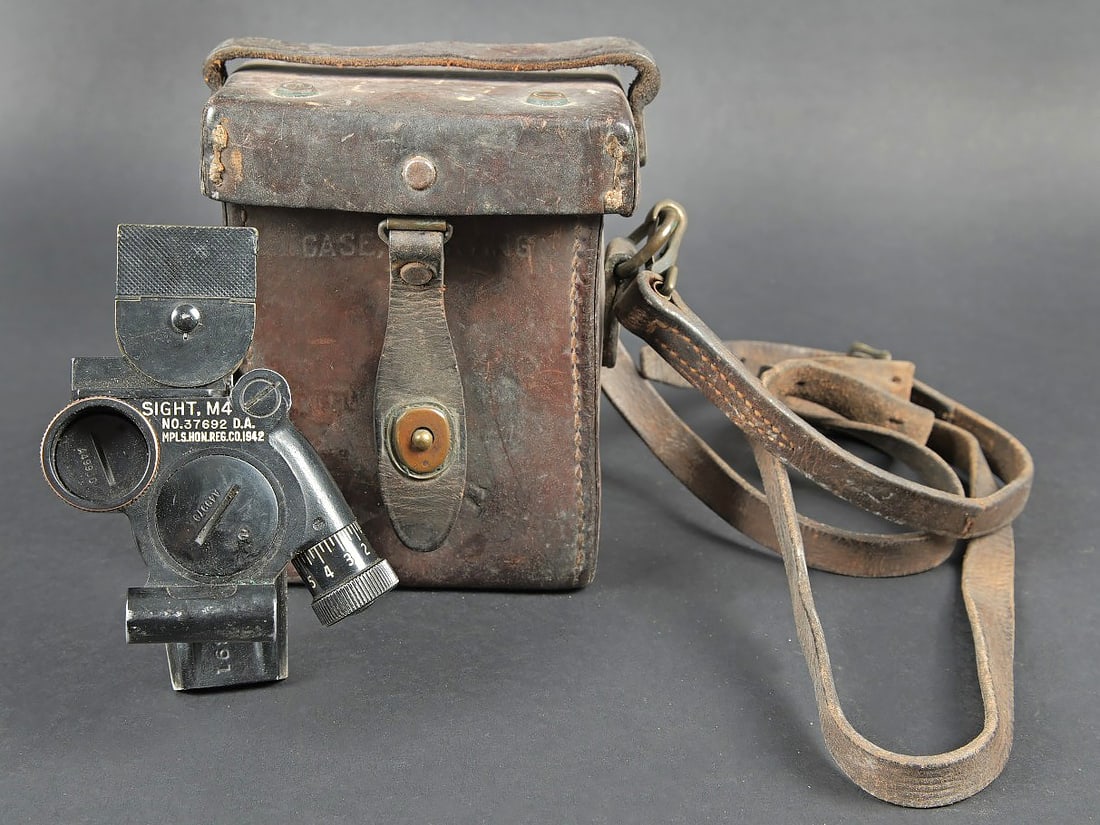 Sight M4 dans sa housse.: Sight M4 dans sa housse. Instrument en metal, toutes les pieces en metal sont presentes. Marquages Sight M4 37692 DA MPLS HON REG CO 1942. Housse en epais cuir marron. La sangle de transport est