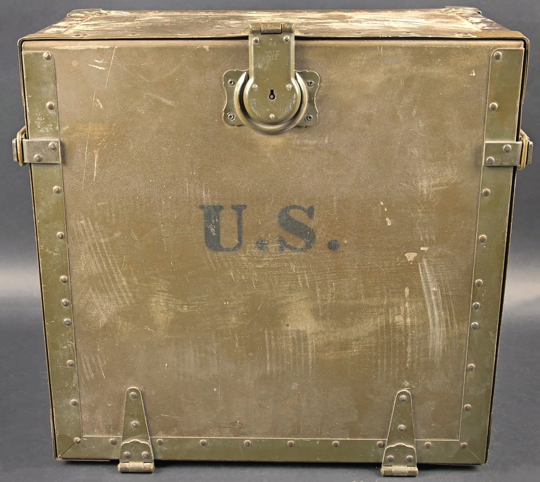 Bureau de campagne US.: Bureau de campagne US. En bois et metal. Un renfort en metal a ete refait sur la partie superieur du bureau. Beau marquages US sur la face avant. Peinture Feldgrau a 80%. Les poignees de transport en