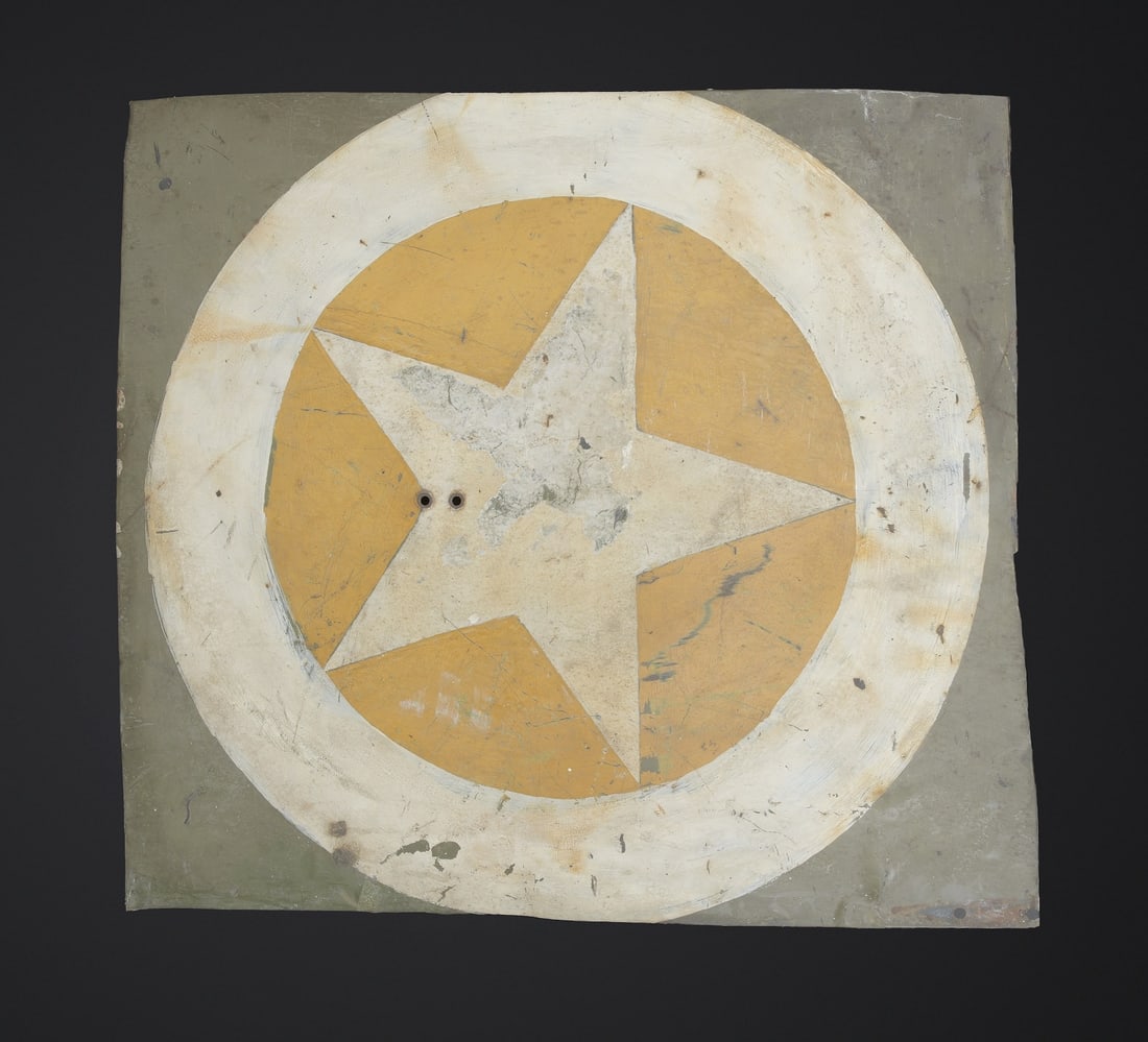 Capot de vehicule US.: Capot de vehicule US. En metal. Tous les cotes on ete decoupes de maniere a rendre la plaque plate. Belle etoile US sur fond orange. La couleur orange est une peinture permettant la detection des