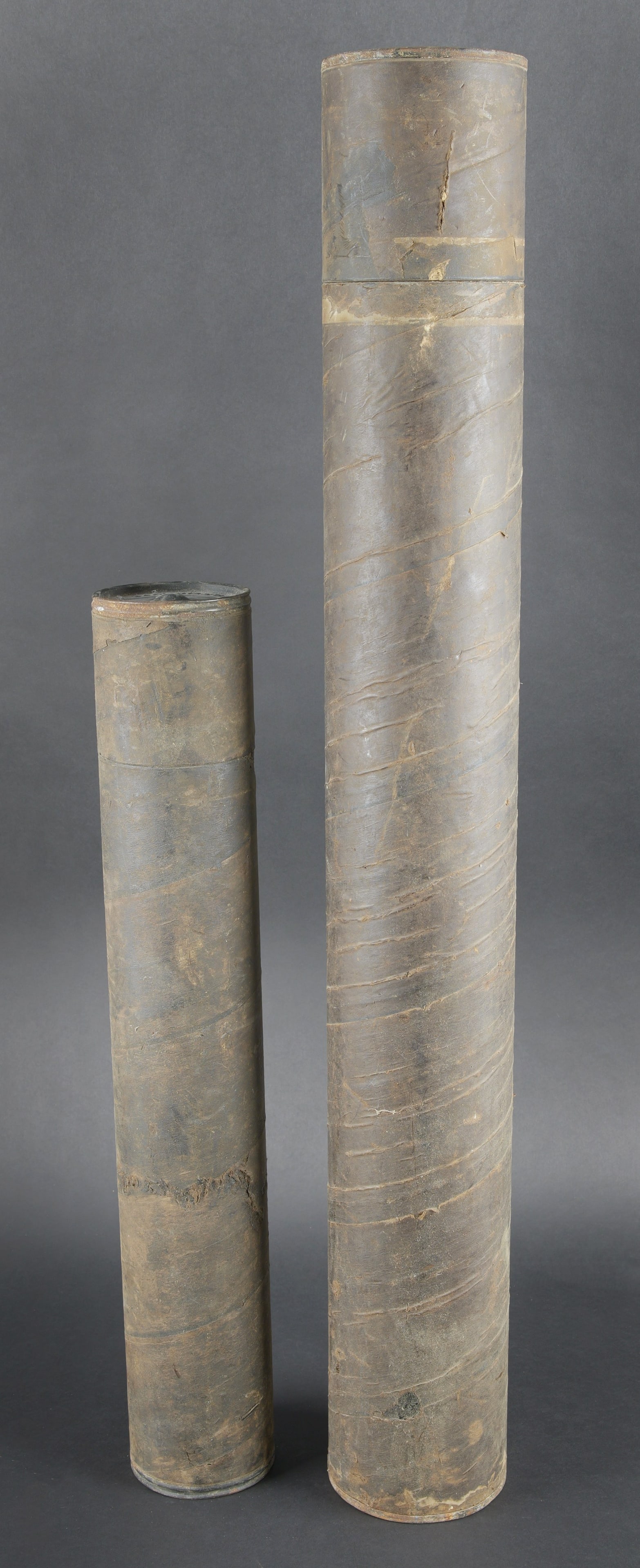 Containers pour obus US. US shell containers: Containers pour obus US. Comprenant un grand container en epais carton noir, le bouchon est present, marque 3 inch GUN M1 & M3 Container 3 inch M65, vide. Un container de taille moyenne en epais