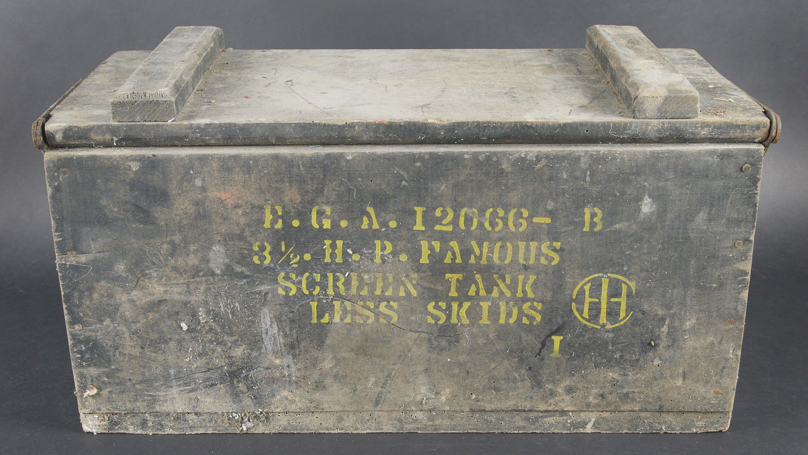 Caisse a munition britannique. British ammunition box: Caisse a munition britannique. En bois. Peinture a 70%. Marquages BGA T 20066-B 3 1/2 HP Famous Screen Tank Less skids. Rack interne presents. Charnieres posterieures. A noter une certaine usure et