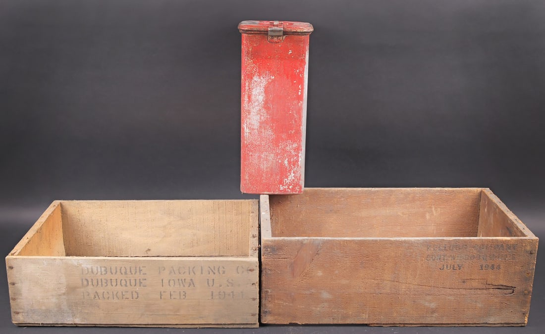 Caisses de ration US. US ration crates: Caisse de ration US. Comprenant une caisse vide et incomplete, marquee Corned Beef, fabrication Dubuque Packing Co Iowa, datee fevrier 1944. Une caisse en bois, ouverte et incomplete, marquee 12 ratio