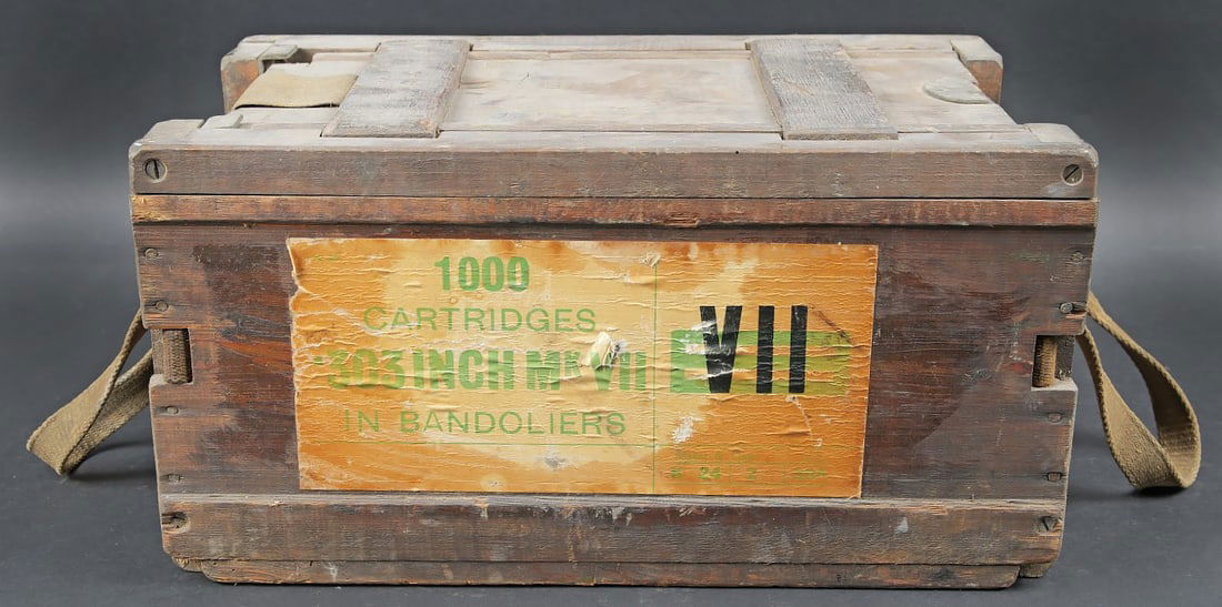 Caisse a munition britannique. British ammunition box: Caisse a munition britannique. En bois. Couvercle present. Le systeme de fermeture est present. Les sangles de transport sont completes. Caisse datee 1926. Etiquette laterale marquee 1000 cartridges
