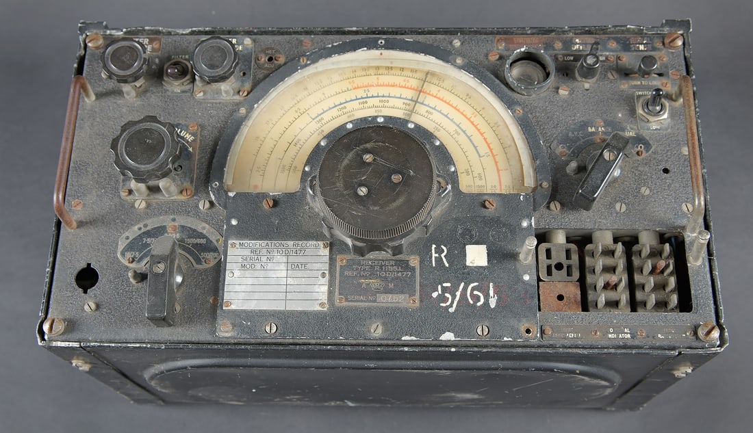 Receiver type 1155 L. Receiver Type 1155L: Receiver type 1155 L. Belle caisse en metal. Les poignees de transport sont presentes. Toutes les pieces mobiles sont fonctionnelles. Marquages a la peinture blanche R 5/61. Plaquette marquee