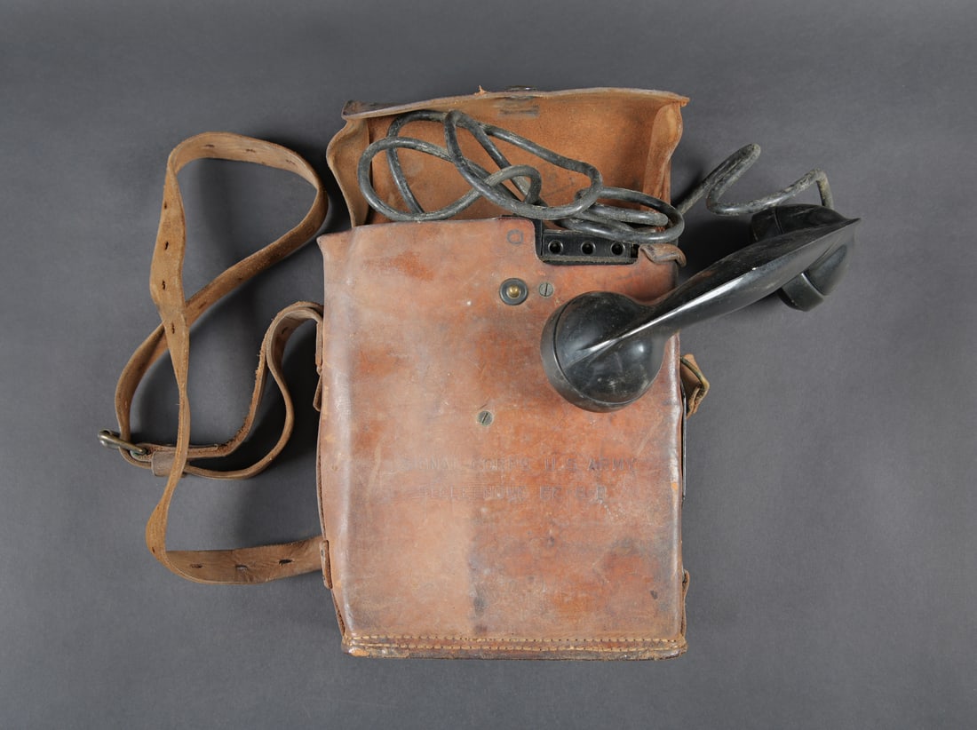 Telephone de campagne EE 8B. Field telephone EE-8B: Telephone de campagne EE 8B. Housse en cuir, presentant quelques deformations. Le bouton pression est fonctionnel. La sangle de transport est presente. Marquage Signal Corps US Army Telephone EE 8B. T