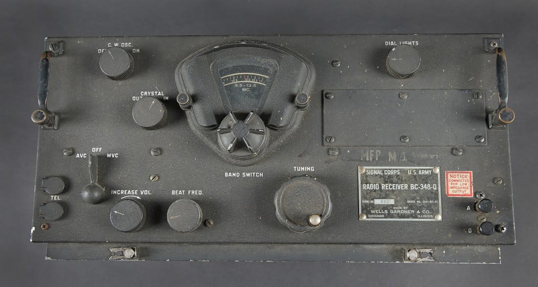 Radio Receiver BC-348-Q. Radio Receiver BC-348-Q: Radio receiver BC-348-Q. En metal. Toutes les pieces mobiles sont fonctionnelles. Marquages a la peinture blanche marquee MFP M1. Plaquette marquee Signal Corps US Army Radio Receiver BC-348-Q,