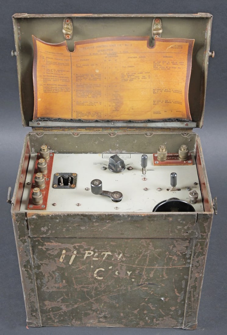 Wireless Remote Control F. Wireless Remote control F.: Wireless Remote Control F. Belle caisse en metal. Peinture kaki a 70%. Couvercle marque Wireless Remote Control E Unit N2. Les crochets de fermeture sont complets. Quelques manques visibles. La