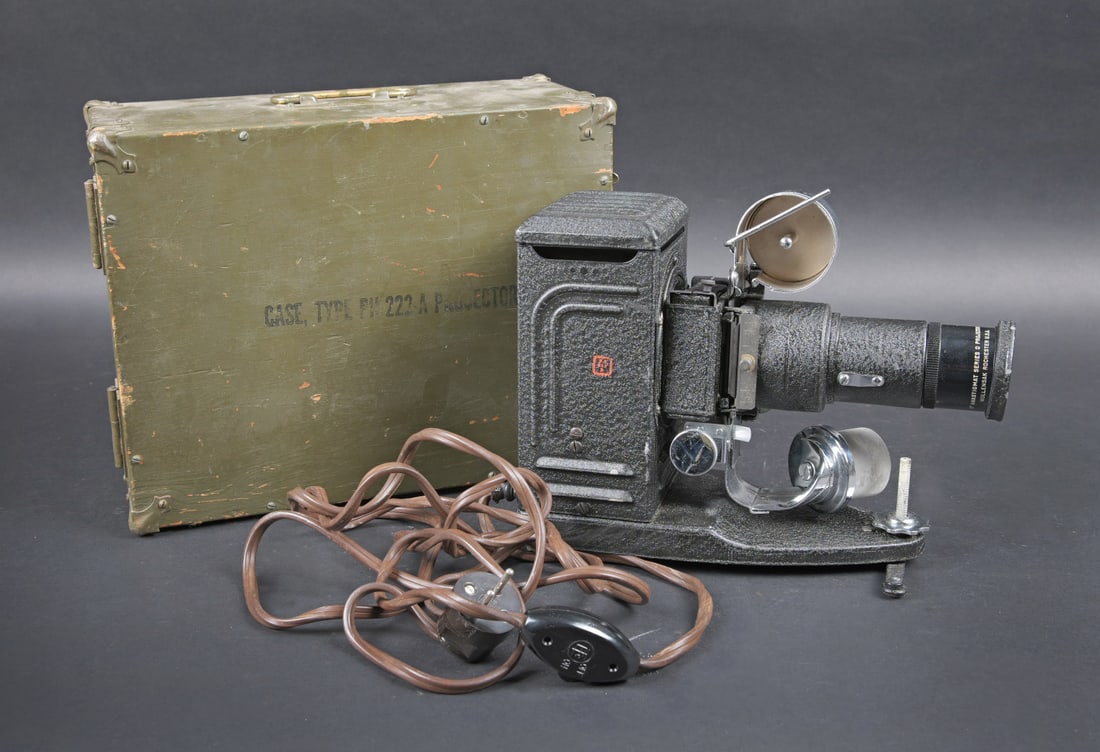 Projecteur Type PH 222 US. US searchlight Type PH-222: Projecteur Type PH 222 US. Belle caisse en bois. Peinture OD a 80%. Les crochets de fermeture sont presents. La poignee de transport est complete. Couvercle marque Case Type PH 222 A Projector.