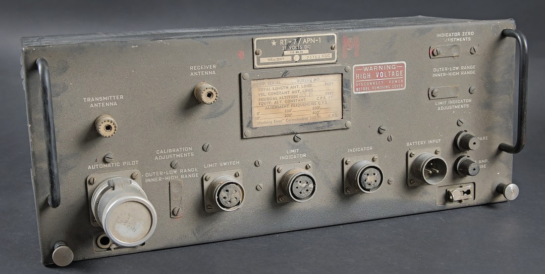 Radio receiver RCAF RT-7/APN-1. RCAF radio receiver RT-7/APN-1: Radio receiver RCAF RT-7/APN-1. Boitier en metal. Les poignees de transport sont presentes. Toutes les pieces mobiles sont fonctionnelles. Plaquette marquee RT-7/APN-1 numero 25763 CQC Nxsa-22419.