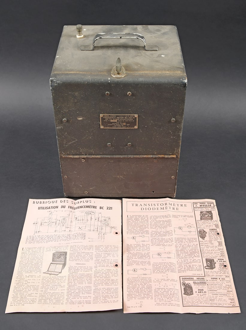 Frequency Meter BC-221 M. Frequency Meter BC-221-M: Frenquency Meter BC-221-M. Caisse en aluminium. La poignee de transport est presente. Le fermoir est complet. Plaquette marquee Signal Corps US Army Frequency Meter BC-221-M 125 to 20 000 kilocycles.