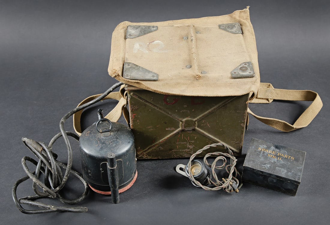 Lamp Signalling britannique. British signalling lamp.: Lamp Signalling britannique. Belle caisse en metal. Peinture kaki a 70%. La sangle de transport est presente, ainsi que la toile web recouvrant le couvercle. Les notices d utilisation sont presentes.