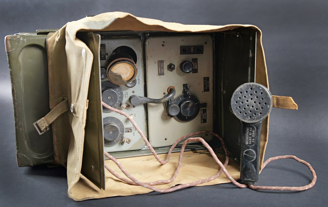 Wireless Set N18 MK III. Wireless Set N18 MK III.: Wireless Set N18 MK III. Caisson en metal. Peinture kaki a 70%. Plaquette marquae Wireless Set N 18 MK III ZA 3240, numero de serie 82995. Les antennes radio sont presentes. Housse en forte toile web