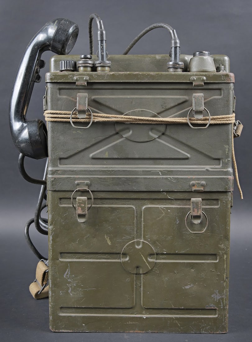 Emeteur recepteur BC-1000. Transceiver BC-1000: Emeteur recepteur BC-1000. Double caisson en metal. Bonne fabrication americaine. Peinture a 80%. Le couvercle dispose de la plaquette marquee Signal Corps Radio Receiver and Transmitter BC-1000-A