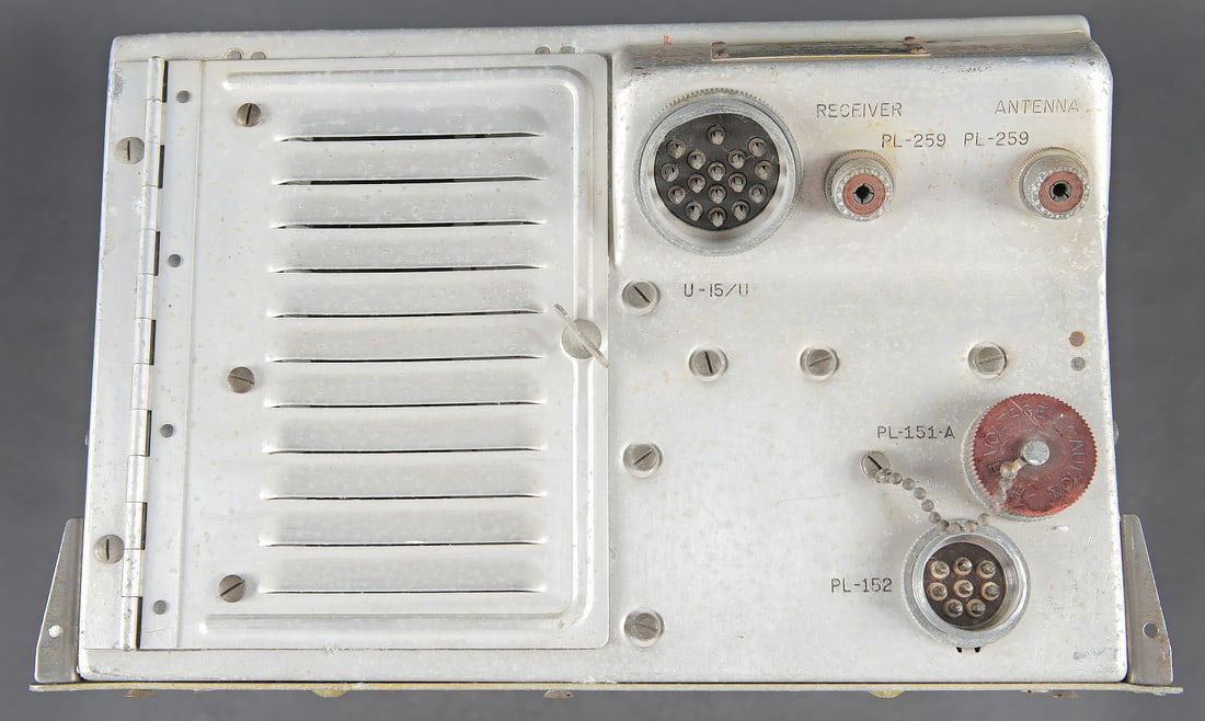 Radio T-67B/ARC-3. Radio T-67B/ARC-3: Radio T-67B/ARC-3. Cet emetteur radio d avion du Corps de signal de l armee americaine T-67B ARC-3 a ete utilise pendant la Seconde Guerre mondiale et la guerre de Coree.. En aluminium. Plaquette