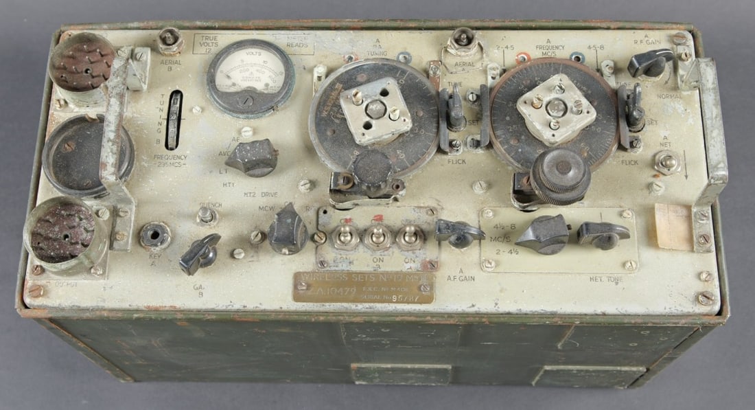 Radio Wireless sets N19 britannique. British Wireless Set No. 19: Radio Wireless N19 britannique. Caisson en metal. Peinture kaki a 70%. Toutes les pieces mobiles sont fonctionnelles. Les poignees de transport sont presentes. Plaquette marquee Wireless Sets N19 ZA