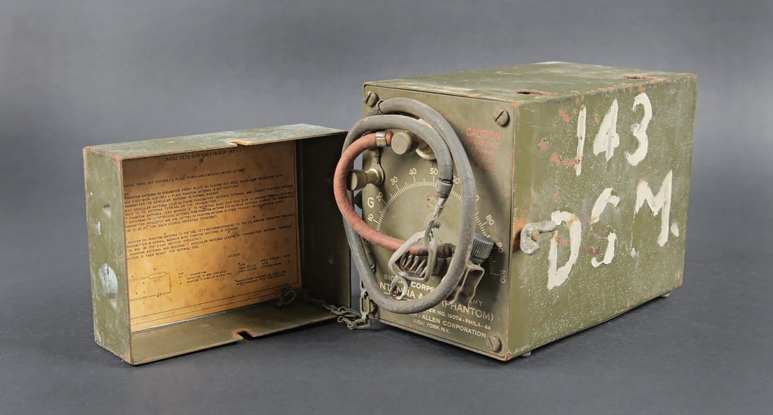 Antenna A-27 Phantom. Antenna A-27 Phantom: Antenna A-27 Phantom. Boitier en metal. Peinture kaki a 70%. La plaquette laterale est presente. Marquage lateral a la peinture blanche 143 DSM. Fabrication Signal Corps US Army Antenna A-27 Phantom.