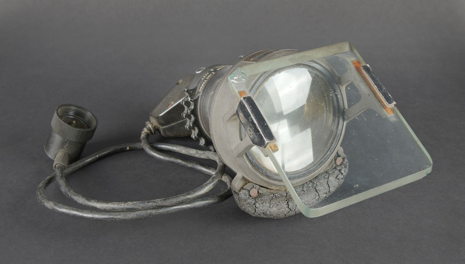 Projectoor Type 1 Mark I. Projector Type 1 Mk I: Projector Type 1 Mark I. En metal. Le cable et la prise sont presents. Le cable est partiellement denude. Toutes les pieces mobiles sont fonctionnelles. Plaquette abimee mais marquee Ref N 8E/251C