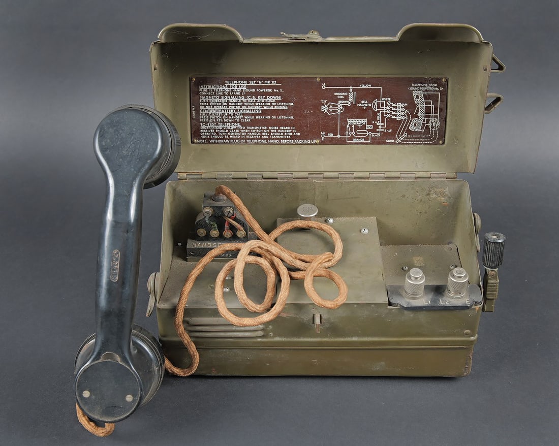 Telephone Set H MK III. Telephone Set H Mk III: Telephone Set H MK III. Caisse en metal, peinture kaki a 70%. Couvercle marque Telephone Set H MK III PX YA 4841. Toutes les pieces mobiles sont fonctionnelles. La notice d utilisation est presente so