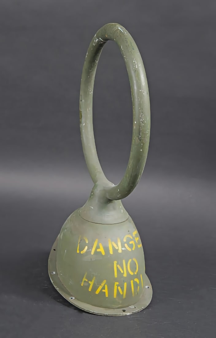 Antenne radio MN-20C. Radio antenna MN-20C: Antenne radio MN-20C. En metal et aluminium. Peinture OD a 80%. Marquages a la peinture jaune Dnager no Handle. Marquages Type MN 20 c Rotatable loop unit Beau tampon MN 200 110b/21 de l air ministry