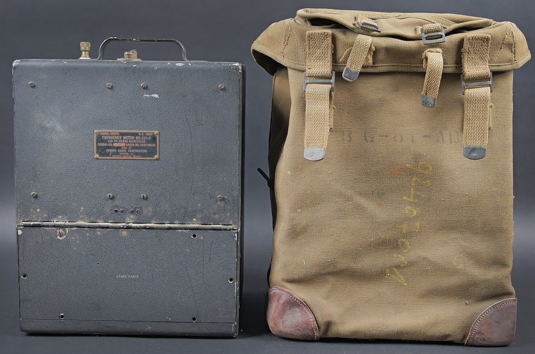 Frequency Meter BC-221 F. Frequency meter BC-221-F: Frenquency Meter BC-221-F. Caisse en aluminium. La poignee de transport est presente. Le fermoir est complet. Plaquette marquee Signal Corps US Army Frequency Meter BC-221-F 125 to 20 000 kilocycles.