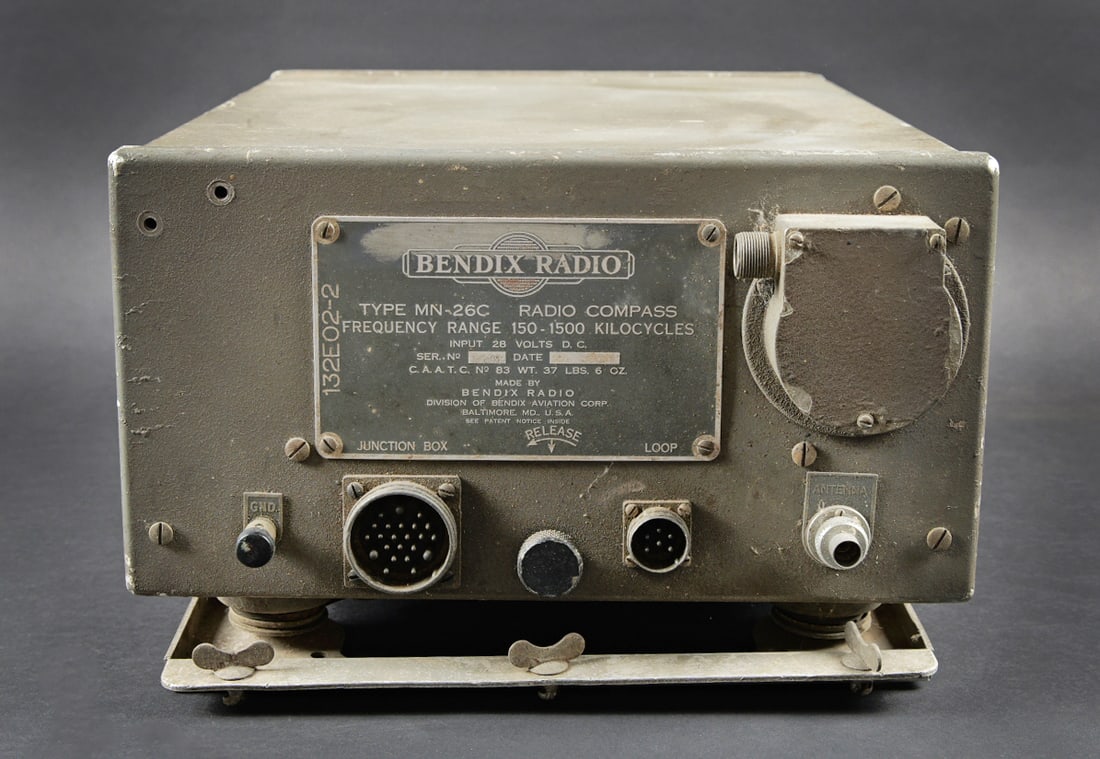 Bendix Radio type MN-26C. Bendix radio MN-26C: Bendix Radio type MN-26C. e MN26 est un recepteur de superhetrodyne de type recherche de direction d avion. Caisse en metal avec son support de fixation a la carlingue. Toutes les pieces mobiles sont