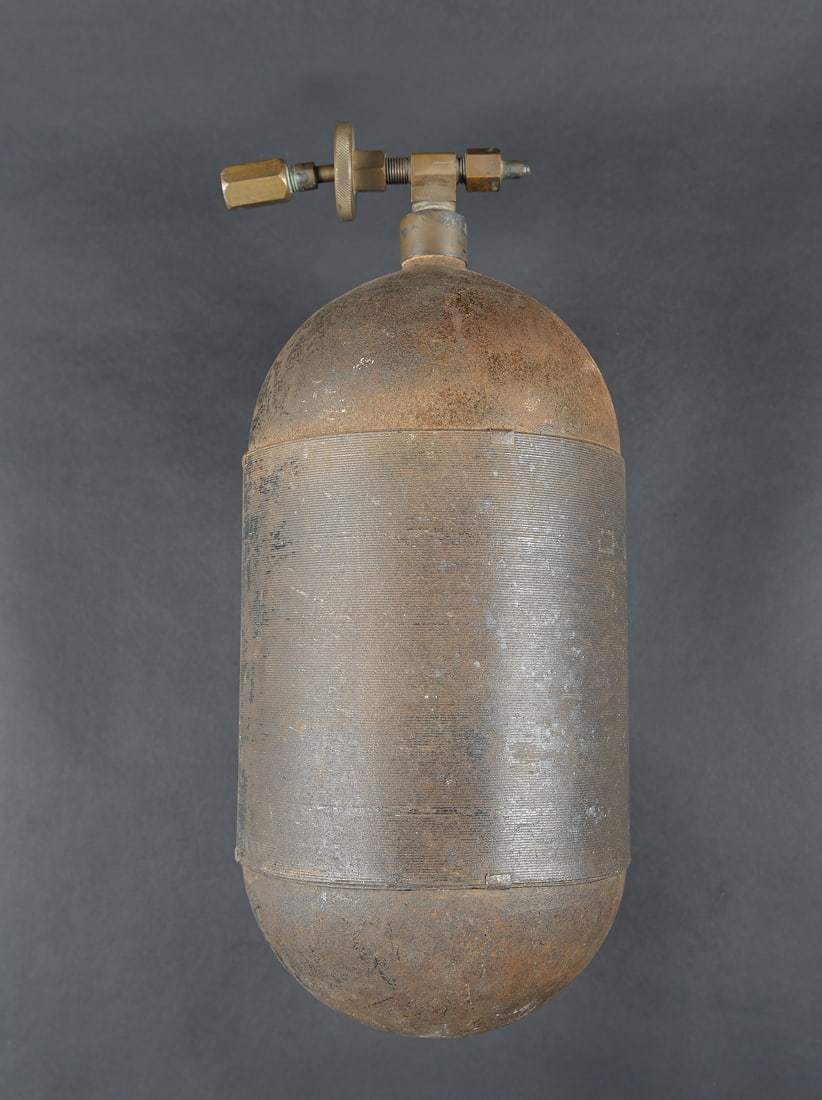 Bouteille d oxygene portable britannique. British portable oxygen cylinder: Bouteille d oxygene britannique. Bombonne en metal. Peinture quasi absente. Piece fortement oxydee. Valve en laiton partiellement tordue. Vide. Marquages 6D 483 MM MK VC datee du mois de mars 1943.