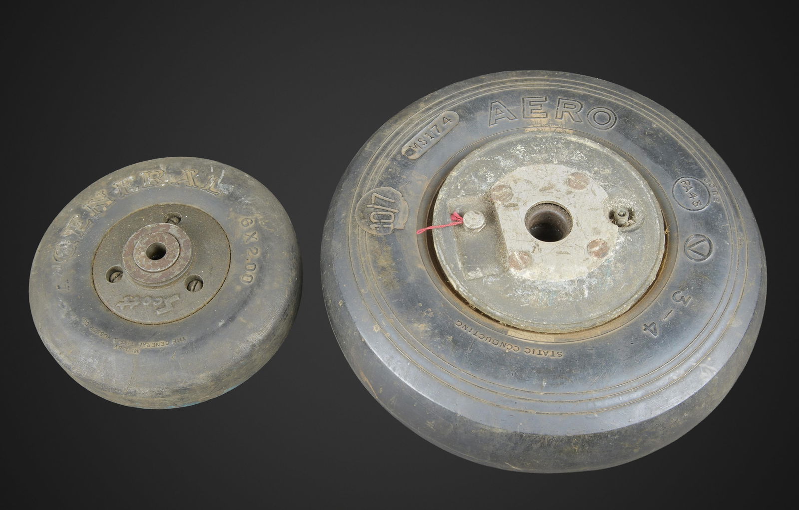 Roues de Spitfire. Spitfire wheels: Roues de Spitfire. Comprenant une roue de queue en metal avec epais pneu en caoutchouc noir, marquages Aero PA 43 V 3-4 Static Conducting, diametre 25 cm. Une roue pour avion spitfire, petit modele