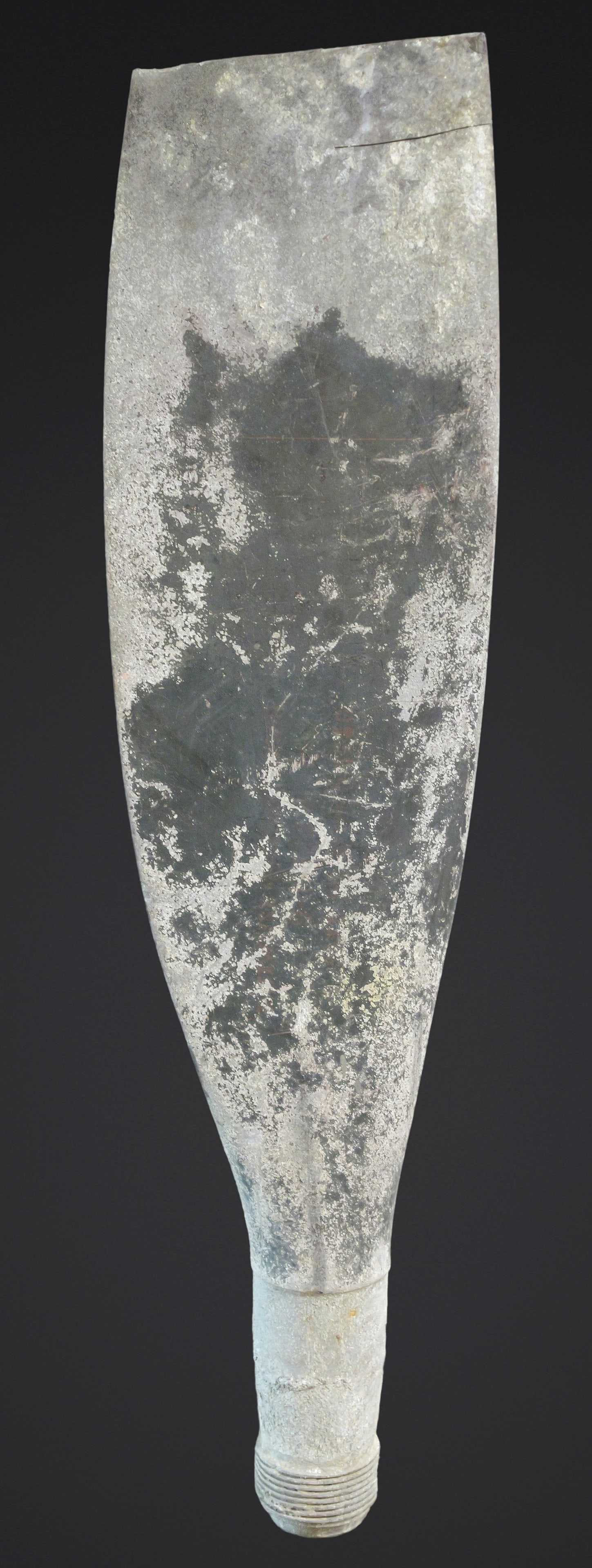 Pale d helice de crash. Crash propeller blade: Pale d helice de crash. En metal. Fortement oxydee. La partie superieure de la pale est manquante. Sans marquages visibles. Morceau d avion provenant d un crash en Belgique. Hauteur environ 130 cm.