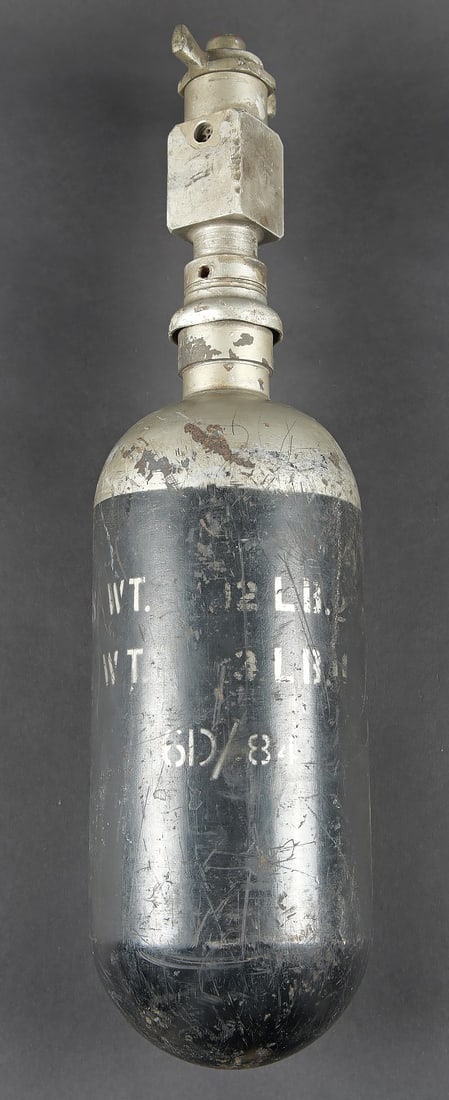 Bouteille d oxygene portable britannique. British portable oxygen cylinder: Bouteille d oxygene portable britannique. Bombonne en metal, peinture noire a 70u. Marquages Gross WT Gas WT 6D/84. Beau marquages de l Air Ministry sous couronne. Partie superieure marquee MK II