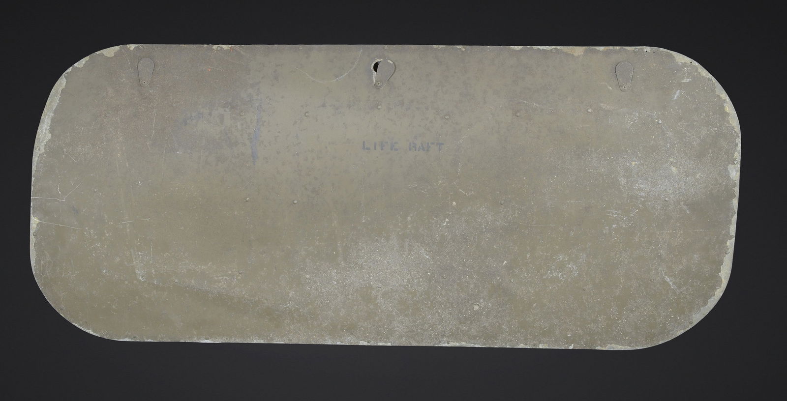 Trappe de carlingue pour bombardier US. US bomber fuselage hatch: Trappe de carlingue pour bombardier US. Modele de trappe pour le canot de survie. En aluminium, de forme bombee. Les attaches sont presentes. Peinture a 70%. Marquages au pochoir Life Raft. Sans