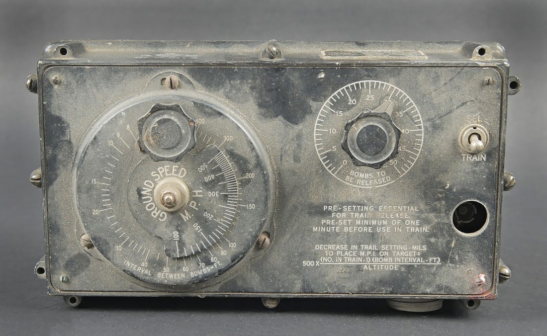 Intervalometer B-2. Intervalometer B-2: Intervalometer type B-2. Caisson en bakelite et aluminium. Plaquette marquee Intervalometer Type B-2. Fabrication americaine. Marquages a la peinture AM sous couronne. Toutes les pieces mobiles sont