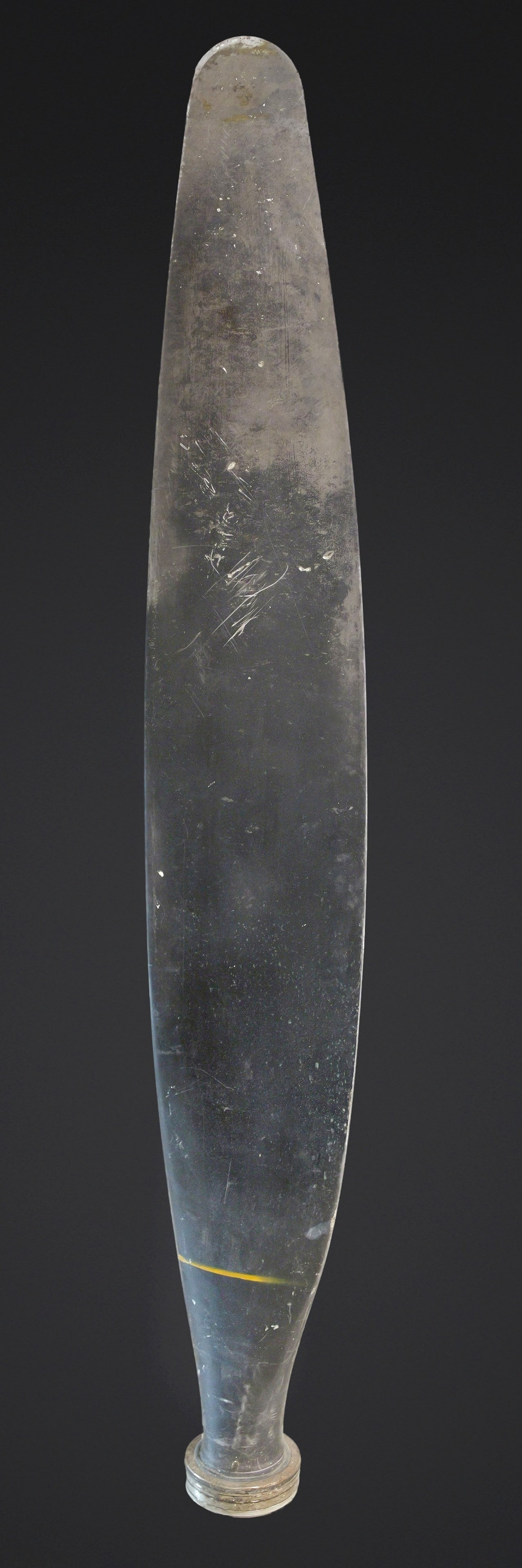 Pale d avion a identifier. Unidentified aircraft propeller blade: Pale d helice d avion a identifier. En metal. Peinture noire et jaune a 70%. Marquages CN 2119 JB DRG NO DP 4541C62A NO4 SAL P51. Hauteur environ 205 cm. Poids environ 50 kg. Marquages a la peinture