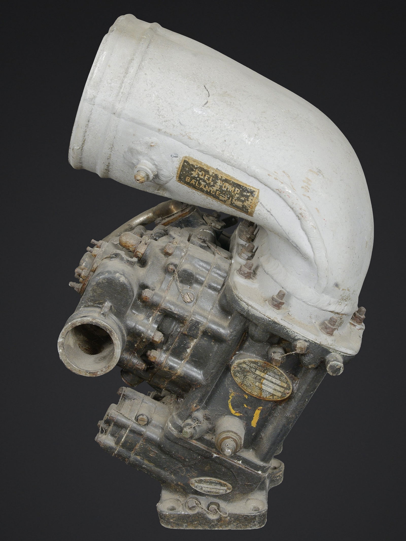 Carburateur a injection de B-17. B-17 fuel injection carburetor: Carburateur a injection de bombardier B-17 forteresse volante. Toute en metal, le conduit en aluminium est present. Nombreuses bosses visibles. Poids environ 15kg. Plaquette marquee Injector