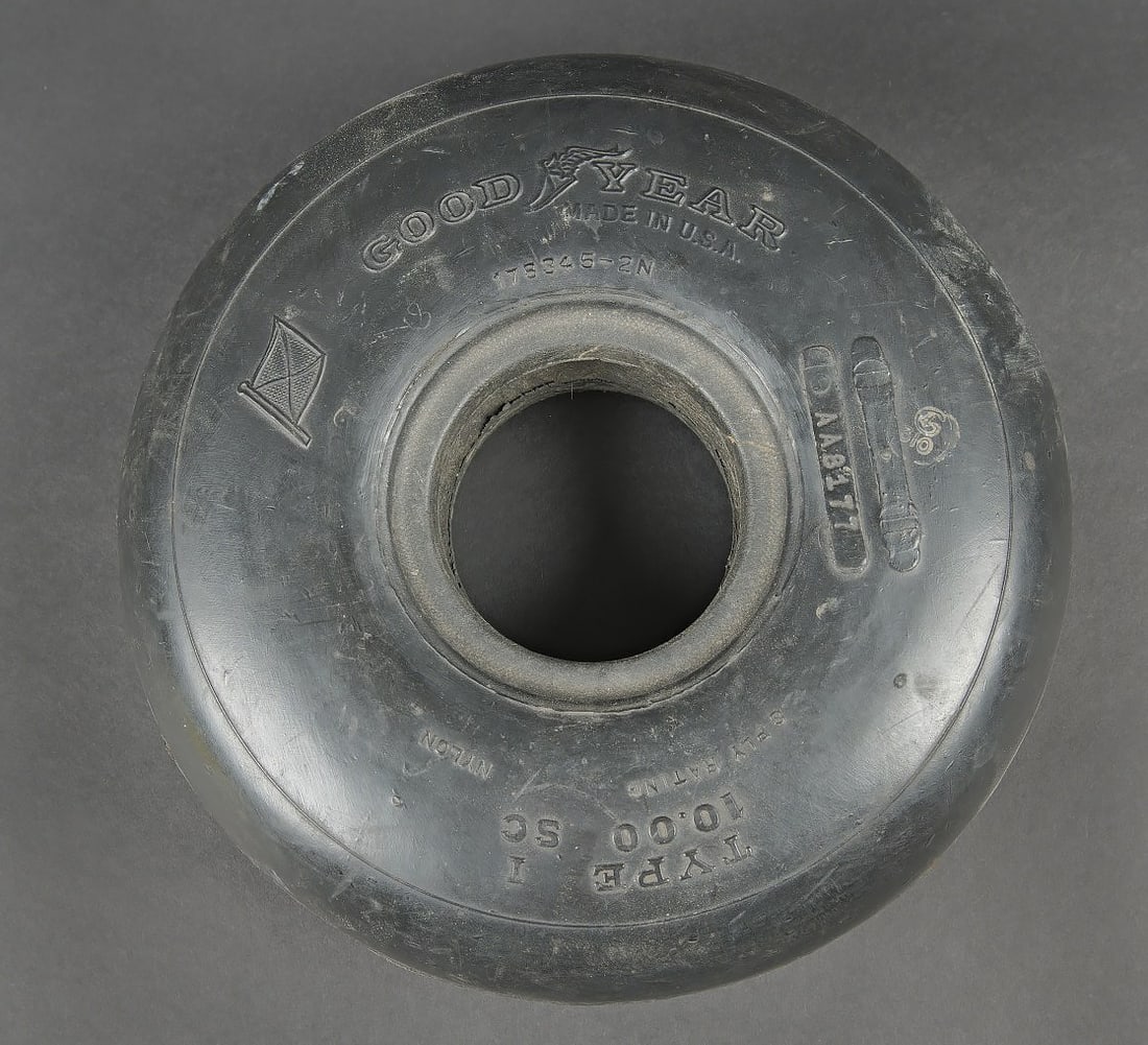 Pneu de train d atterrissage d avion. Aircraft landing gear tyre: Pneu de trains d atterrissage d avion. En caoutchouc, marque Good Year 178345-2N Type I 10.00 SC numero AA 8177. Diametre environ 25 cm. A noter une certaine usure et patine de la piece. Etat II+.