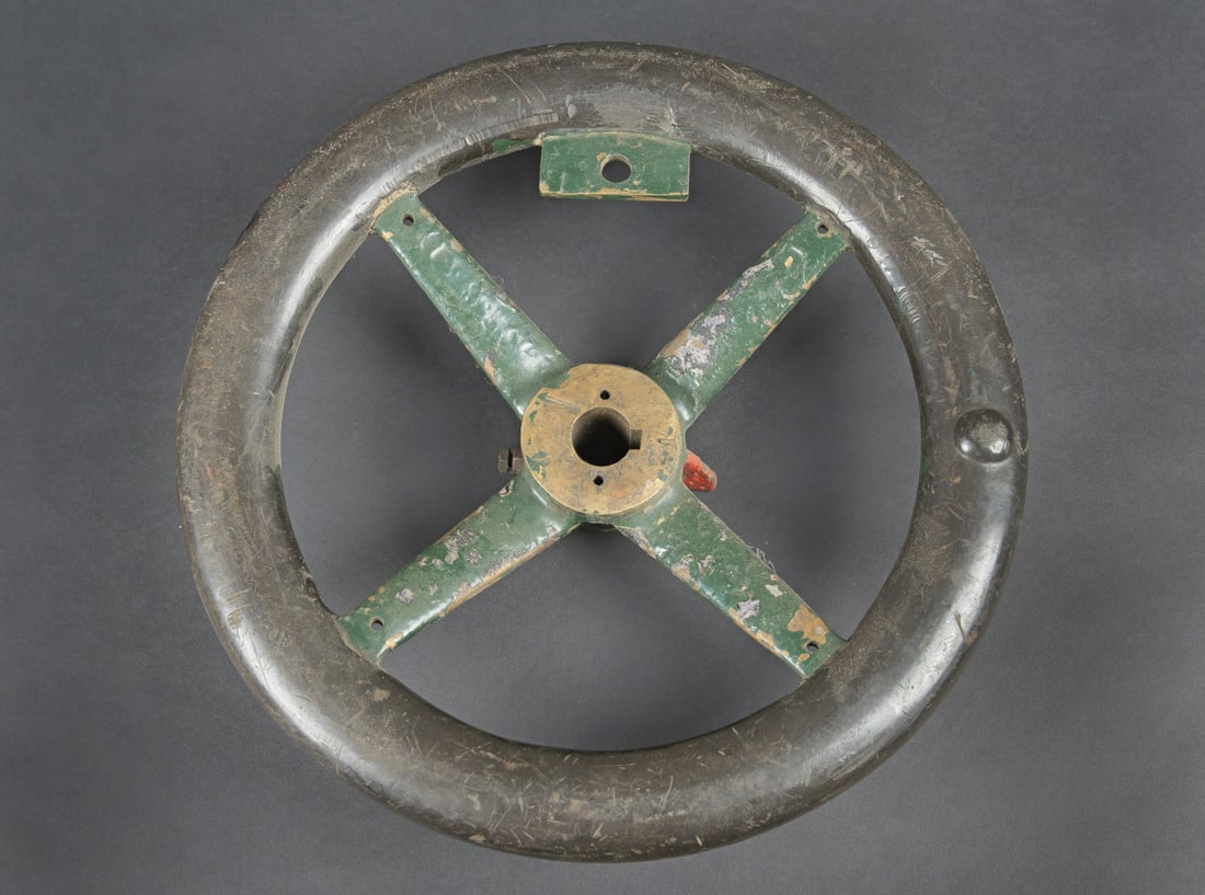 Volant ancien. Early control wheel: Volant ancien. Modele pour voiture ancienne ou avion. En metal et laiton. Peinture a 80%. Numero 124S 538 2. Diametre 34 cm. A noter une certaine usure et patine de la piece. Etat II+. Early control