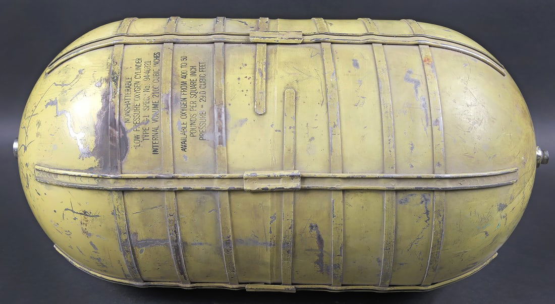 Bombonne d oxygene G-1. Oxygen cylinder G-1: Bombonne d oxygene type G-1 USAAF. Modele de bouteille fixe dans les bombardiers B17 et B24. En aluminium. Cerclage present. Marquages au pochoir Nonshatterable Low Pressure Oxygen Cylinder type G-1
