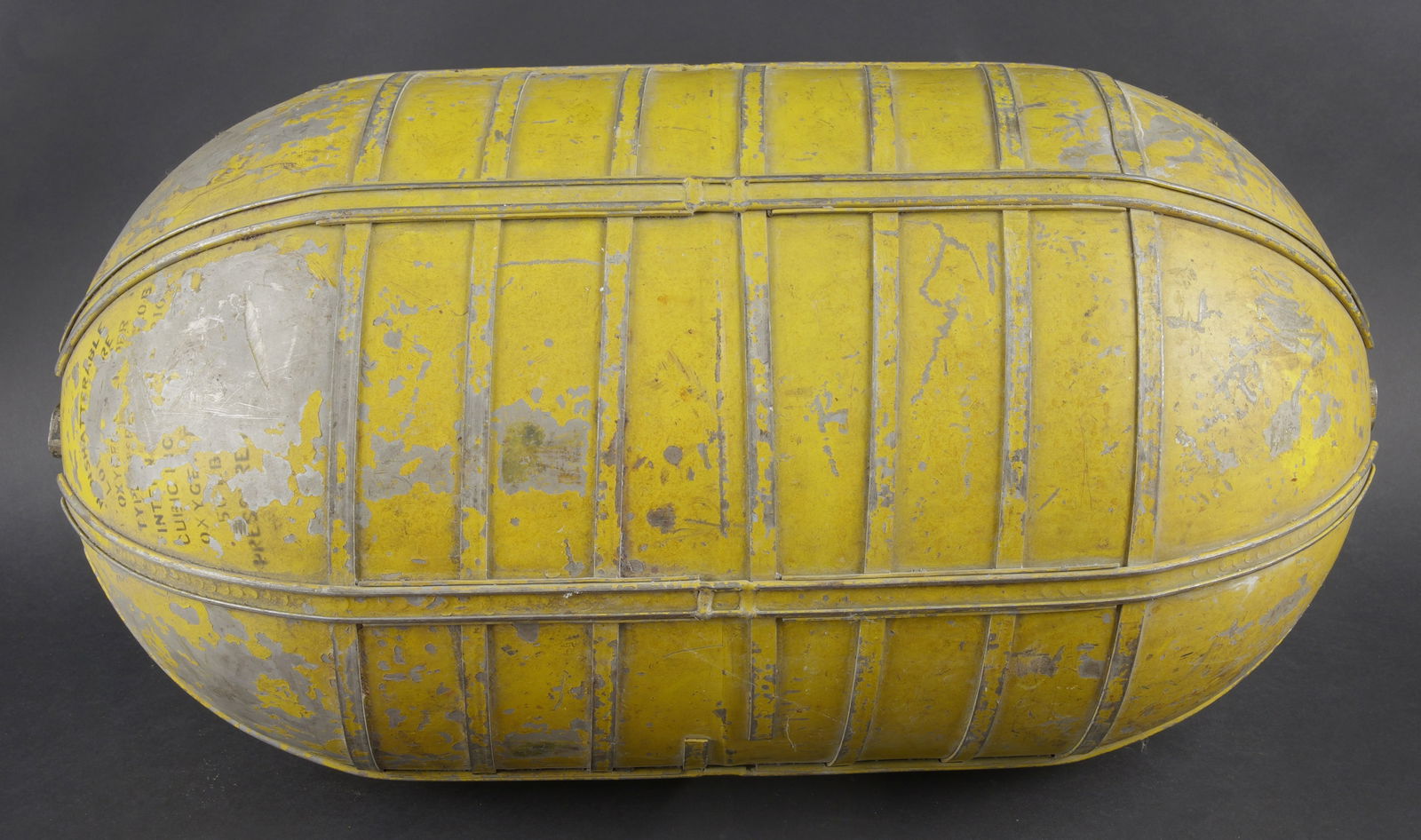 Bombonne d oxygene G-1. Oxygen cylinder G-1: Bombonne d oxygene type G-1 USAAF. Modele de bouteille fixe dans les bombardiers B17 et B24. En aluminium. Cerclage present. Marquages au partiellement illisibles. Traces de brulure sur un cote. Bombo