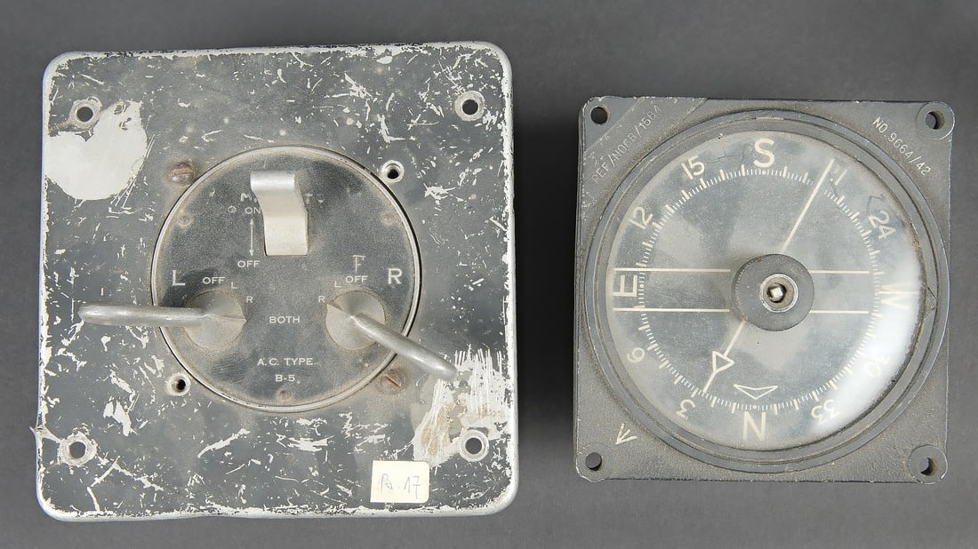 Instruments de bombardier allie. Allied bomber instruments: Instruments de bombardier allie. Comprenant un instrument AC Type B5, provenant d un B-17, toutes les pieces mobiles sont fonctionnelles. Ensemble majoritairement en aluminium. Un instrument complet a